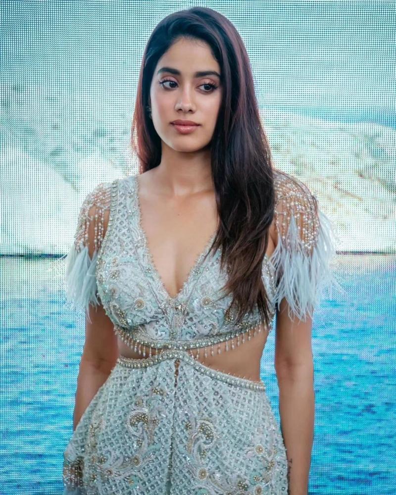 janhvi-kapoor-hot-photos